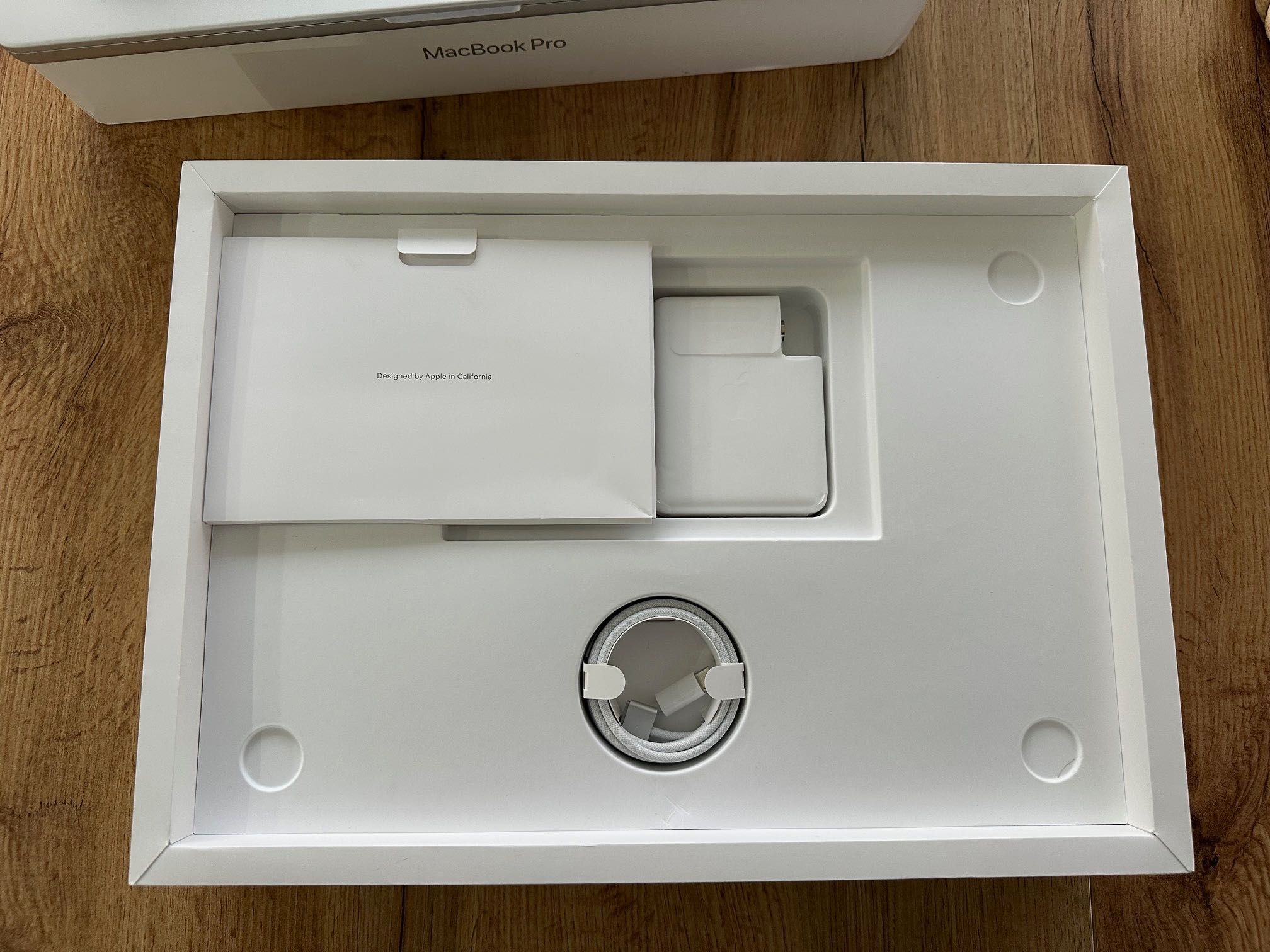 ЧИСТО НОВ MacBook Pro 16" M4 PRO Chip 14-CPU/20-GPU/48RAM/1TB SSD