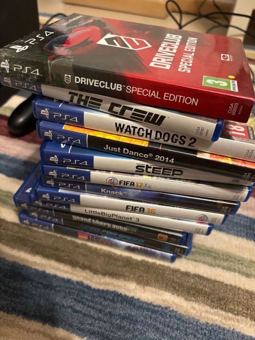 Vand Ps4 perfect functionabil,12 jocuri,2 controllere,camera