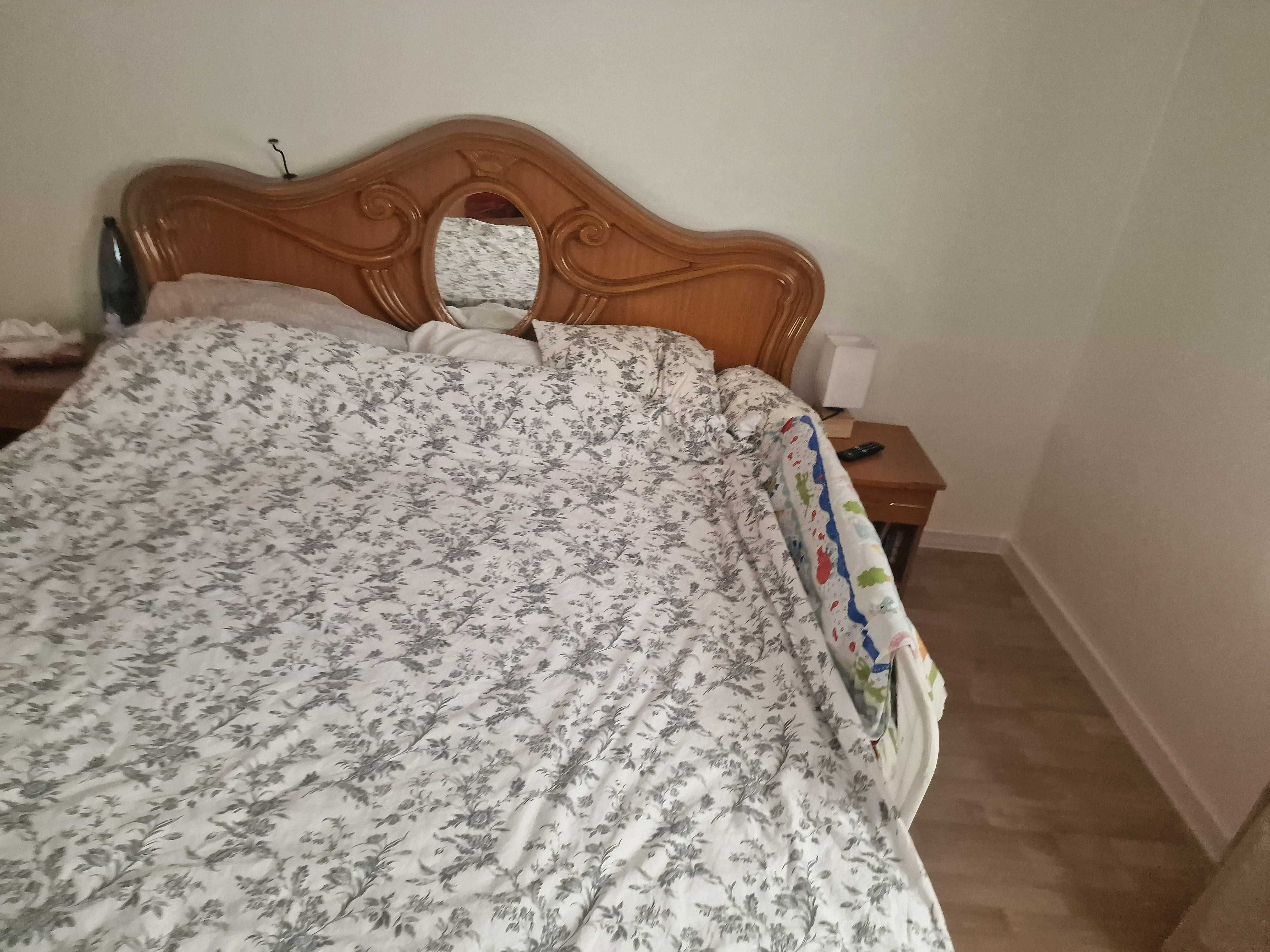 Mobilier complet pentru dormitor pat sifonier noptiere comoda oglinda