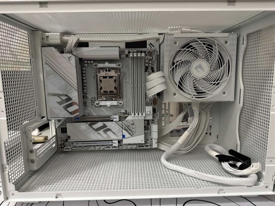 Компактный игровой ПК Ryzen 9 9700X/RTX 5070 ICE/32GB White Edition