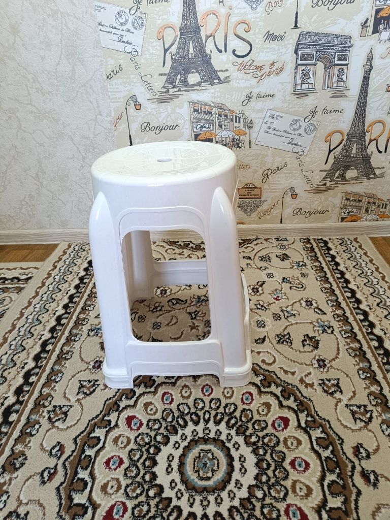 Продам стулья и табуретки