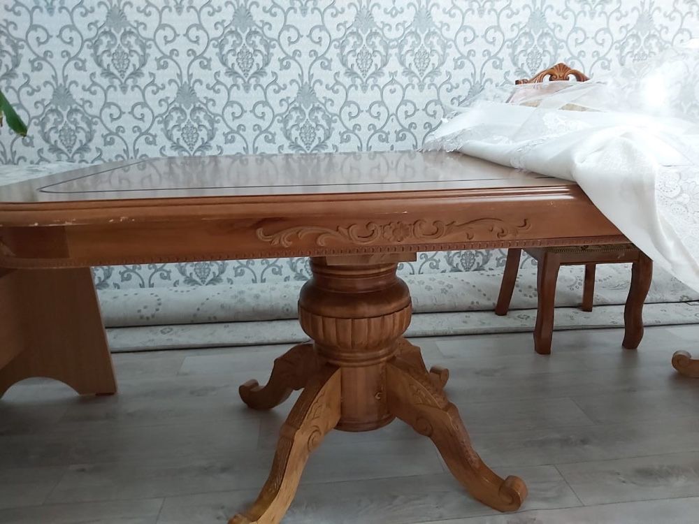 Стол и стулья