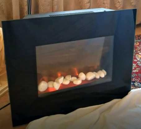 Камина  модел cozzy fire 1800W за окачване на стенa