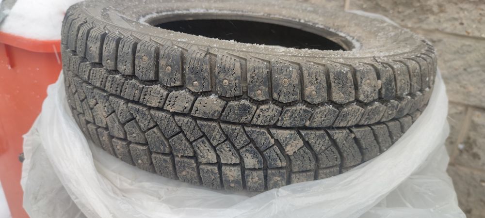 Зимние шипованные шыны комплект продам