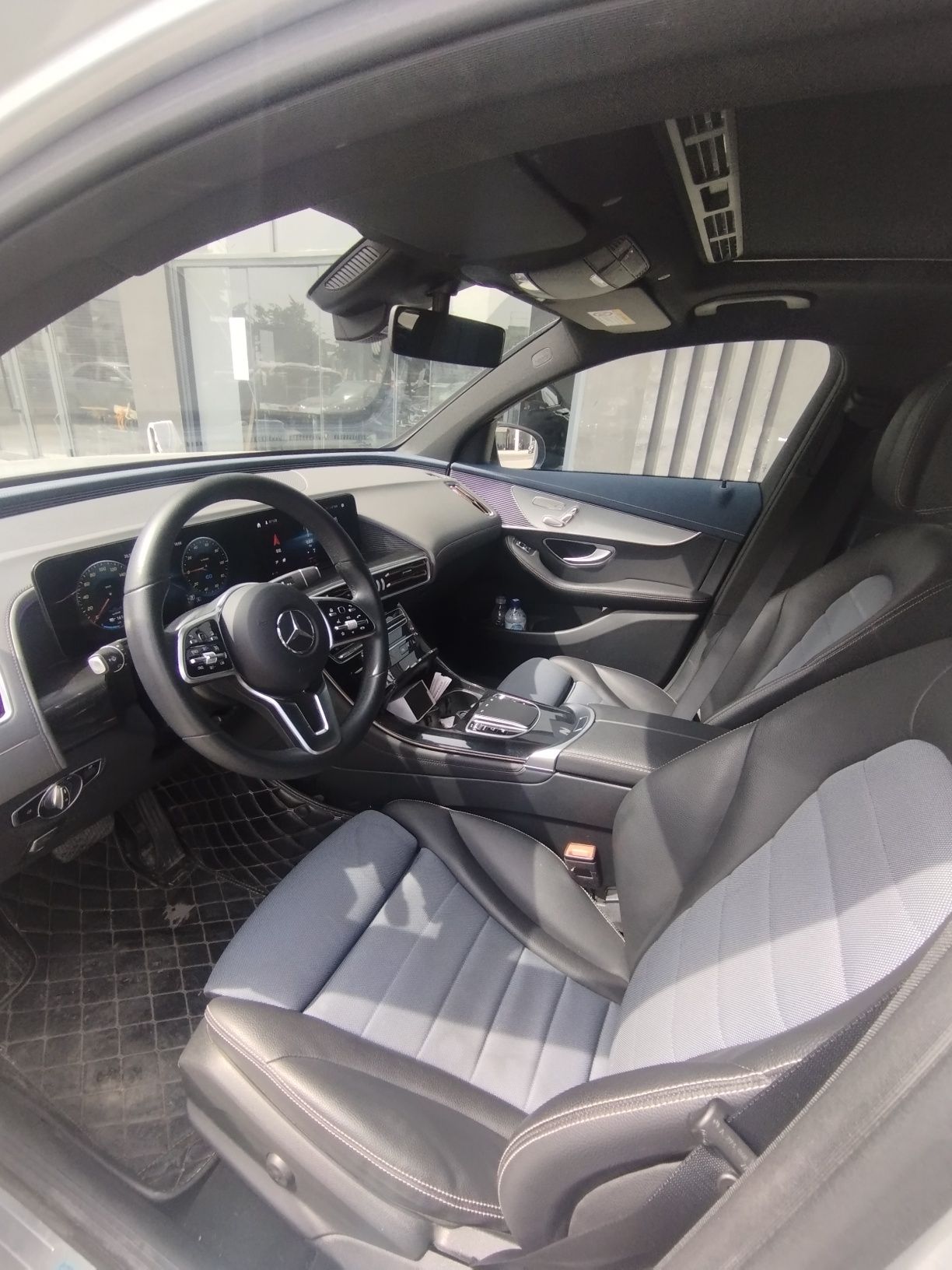 Продается Mercedes Benz EQC 350 , в хорошем состоянии родная краска,