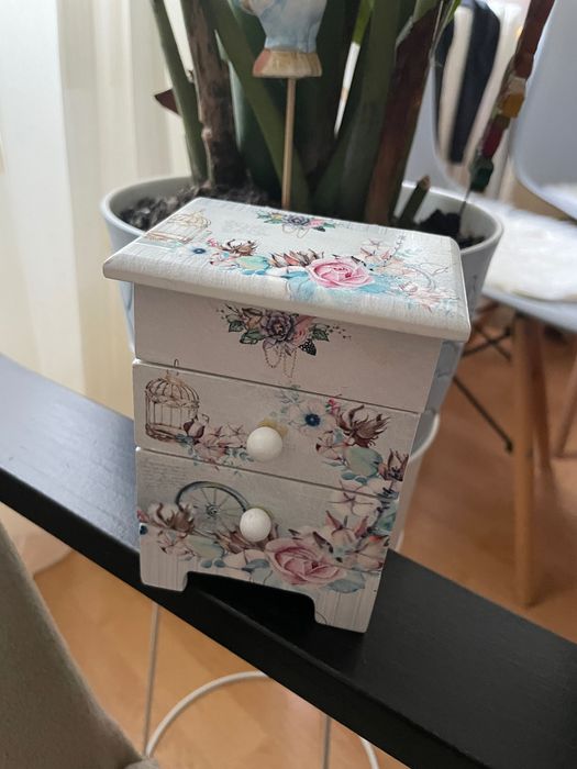 Cutiuță bijuterii și clama