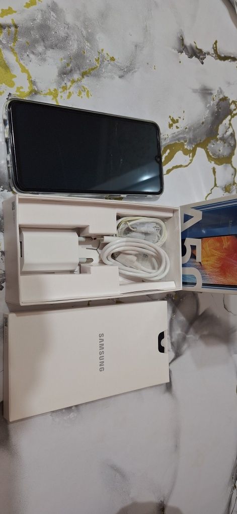 Продам Samsung A50 4/64 синий