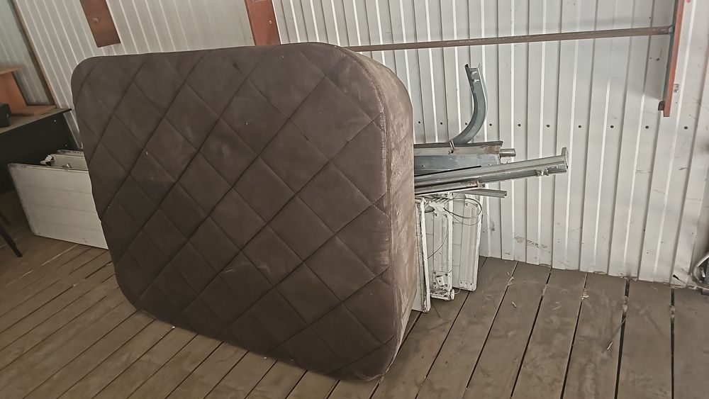 Угловой диван отдам даром