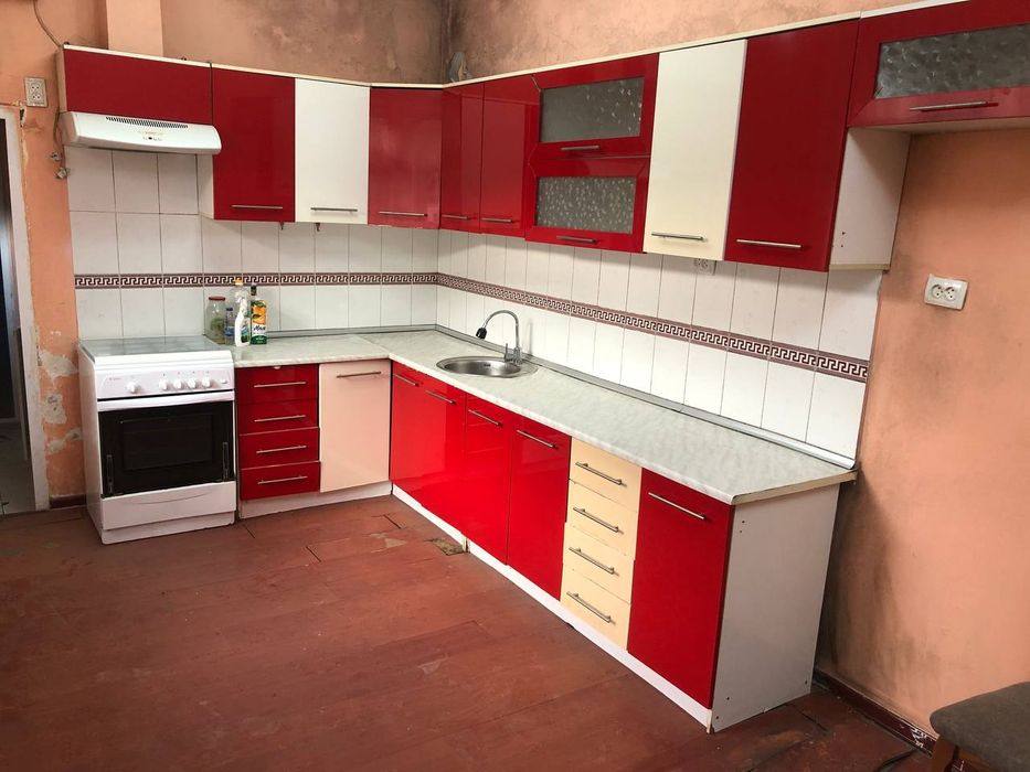 Oshxona mebeli sotiladi ideal holatda gaz plitasi bilan srochno