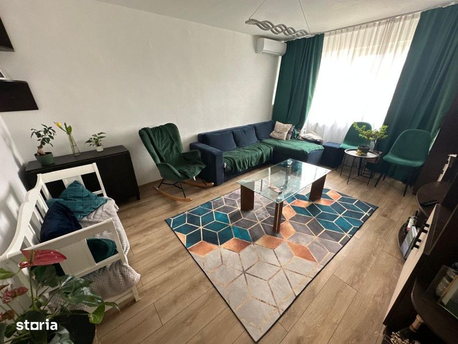 Vanzare – Apartament cu 3 camere, decomandat, etaj 4 cu acoperis
