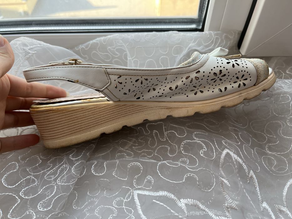 Отдам 4 пары женской обуви