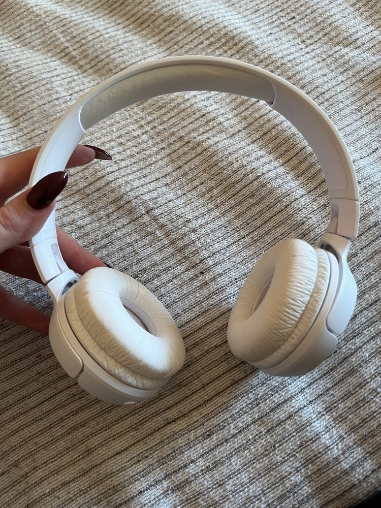 Слушалки JBL в отлично състояние. Tune 520BT Pure bass sound, бели