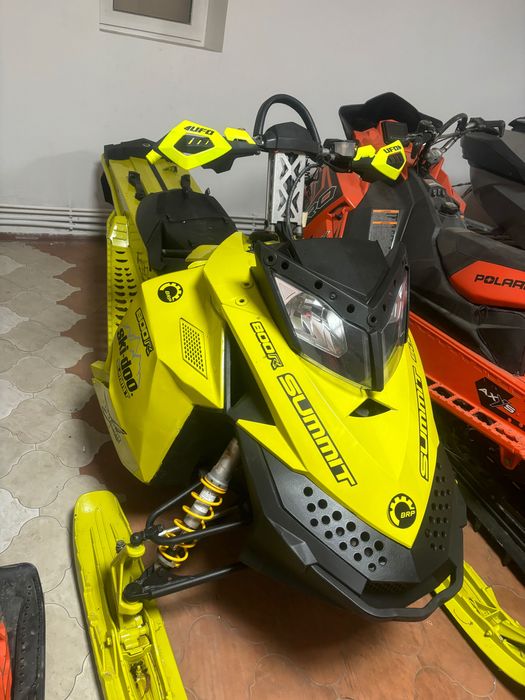 Snowmobil ski doo 800R summit