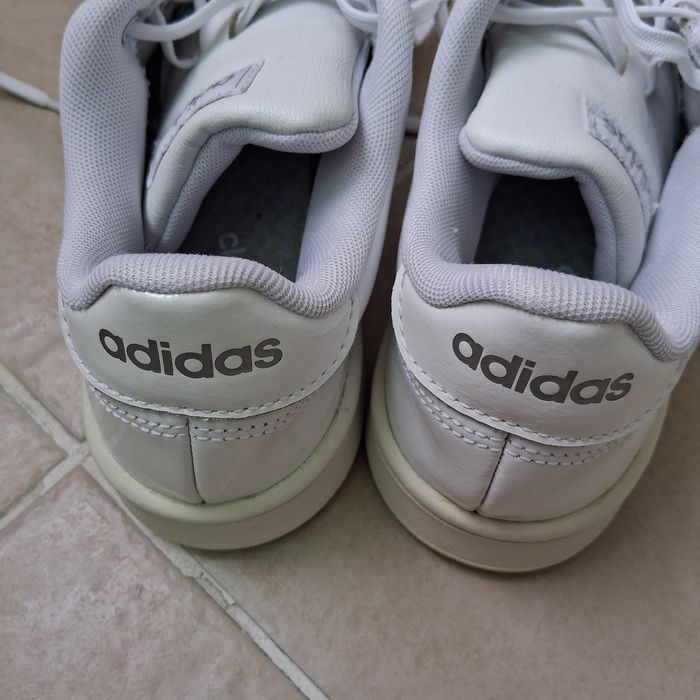 Дамски бели оригинални обувки на Adidas