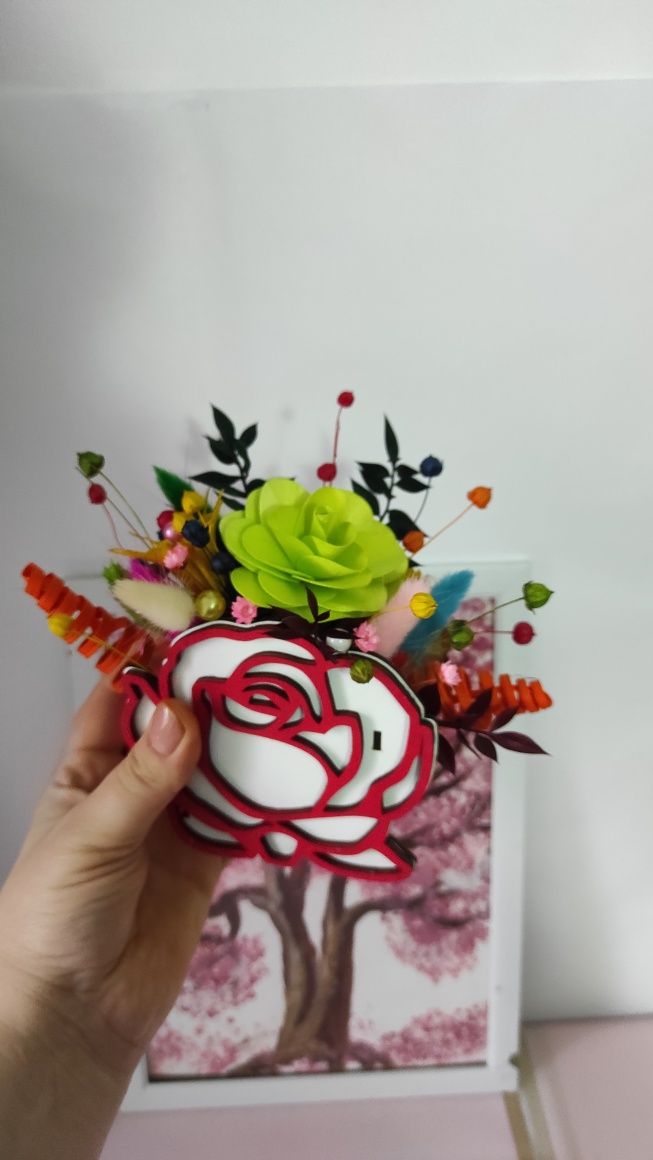 Cutie de lemn decorată cu  flori uscate și perle