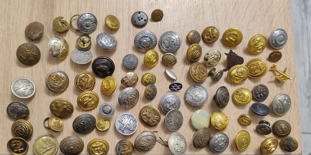 Butoni metalici diferiti