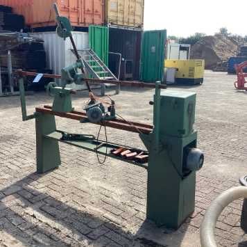 Strung pentru lemn cu dispozitiv de slefuit a piesei strunjite