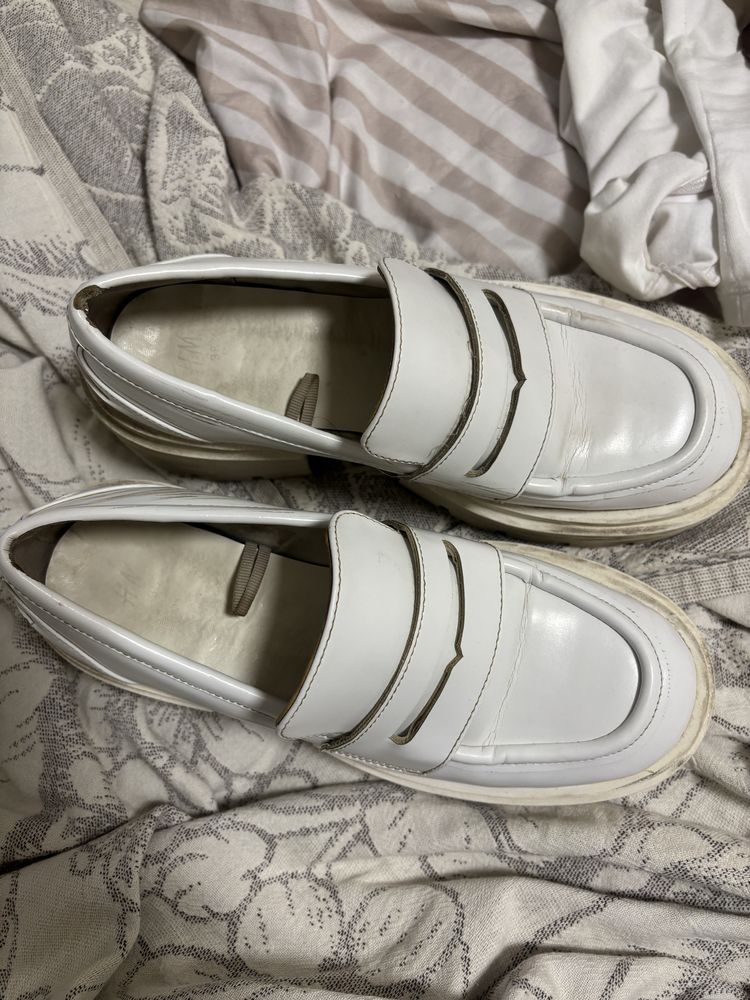 Белые лоферы H&M