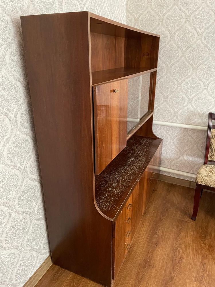 Продам сервант для посуды