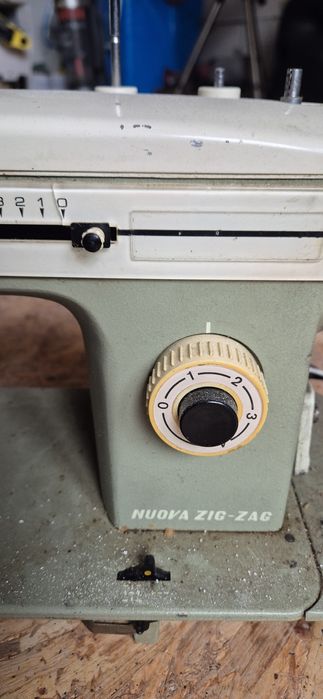 Masina de cusut Nuova Zig Zag provenienta Italia masina este electrica