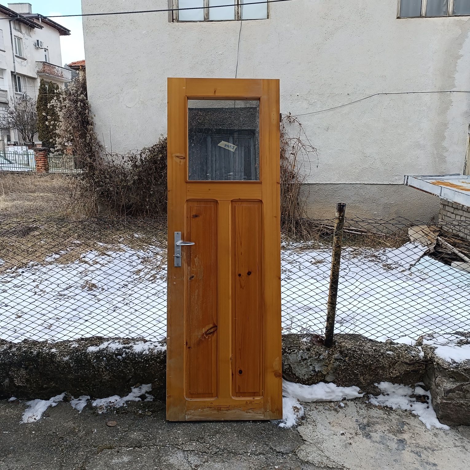 Продавам дървена врата за баня.