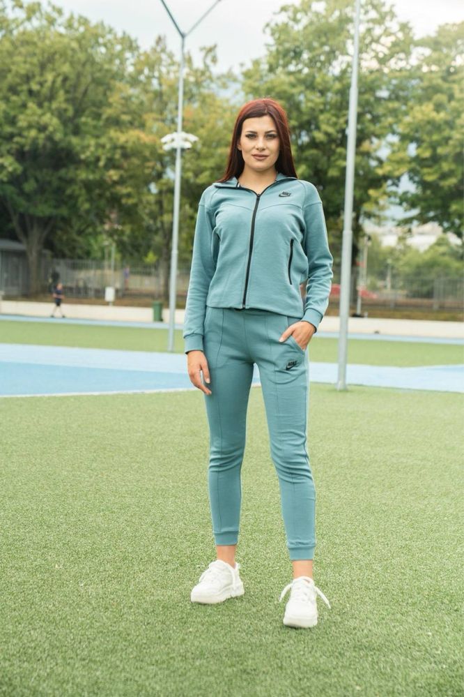 Дамски Nike Tech Fleece (различни цветове)