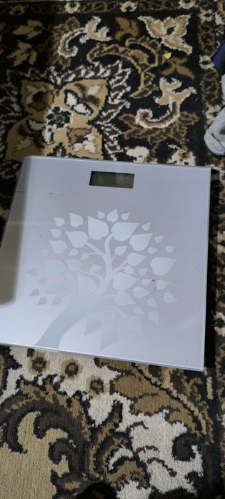 Продам напольные электронные весы 180 кг  в хорошем состояний