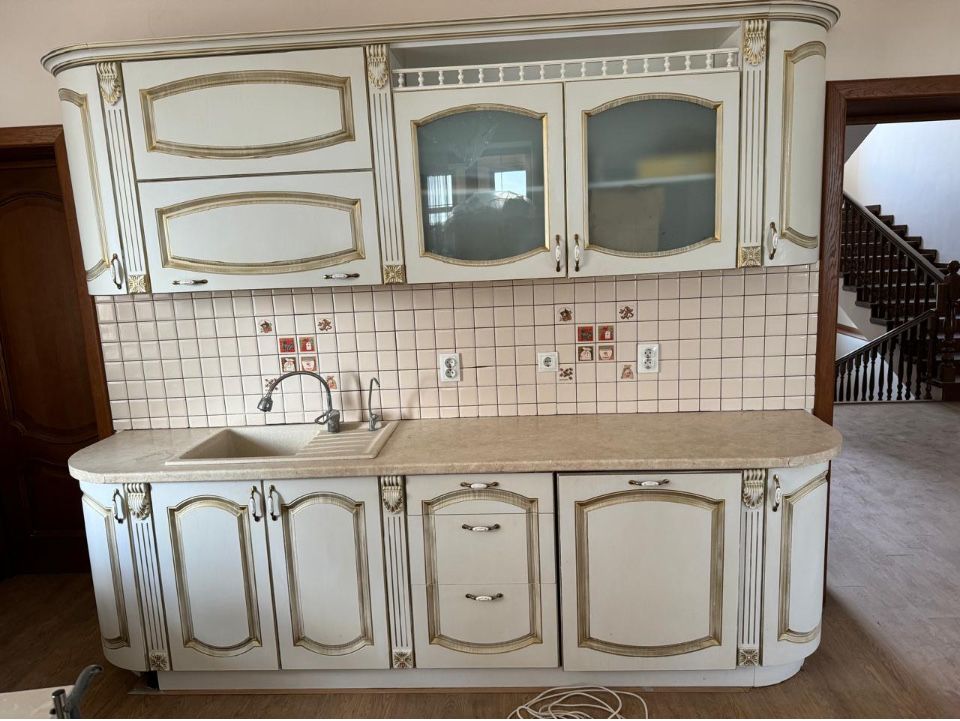 Продам кухню белую