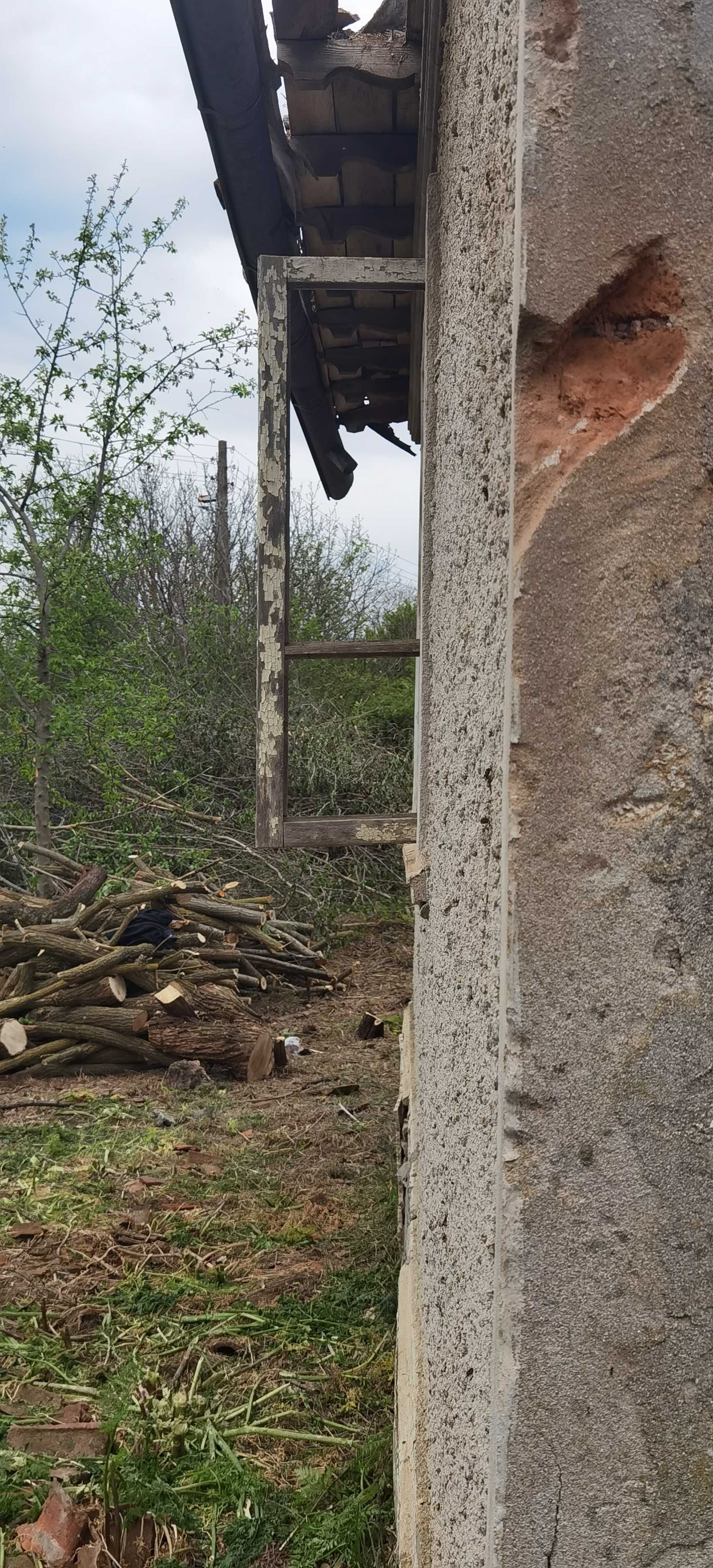 Парцел с къща в регулация в село Могилище 2718кв.м