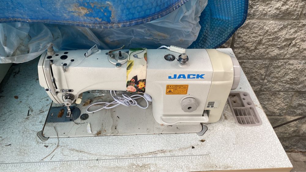 Продам швейную машинку фирмы Jack