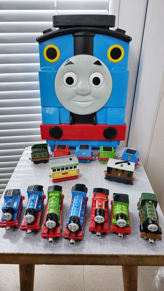 Thomas & Friends Локомотив куфар с колекция от влакчета