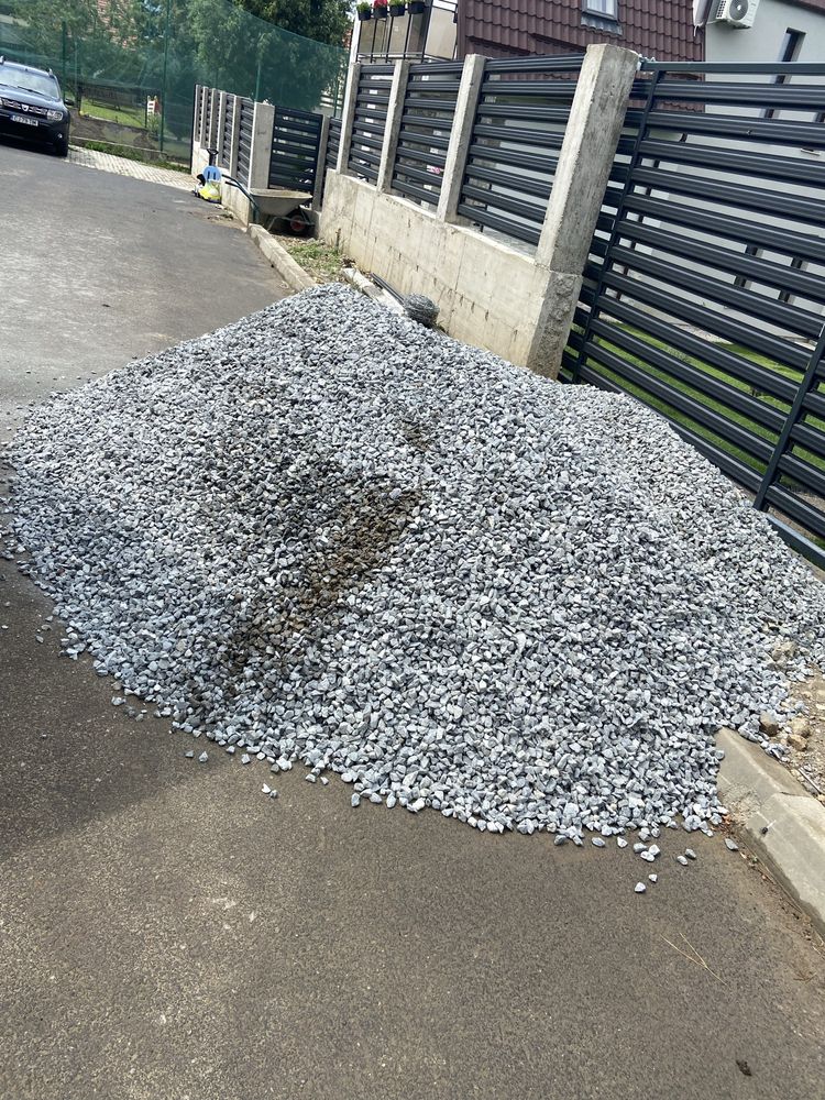 Nisip , sort pentru beton, piatra sparta concasata, balastru.