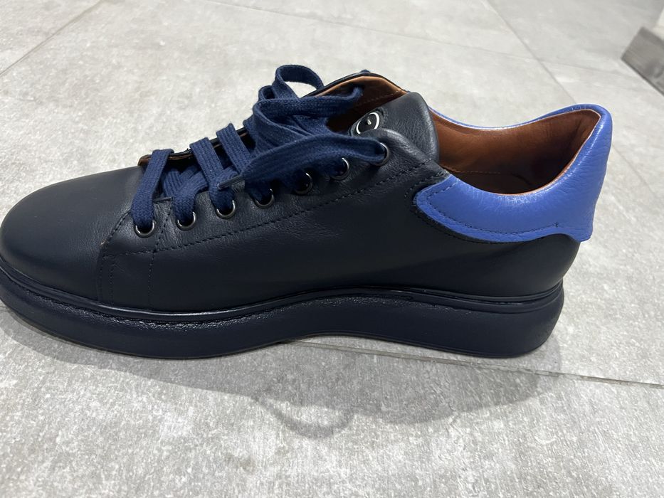 Тъмно сини обувки