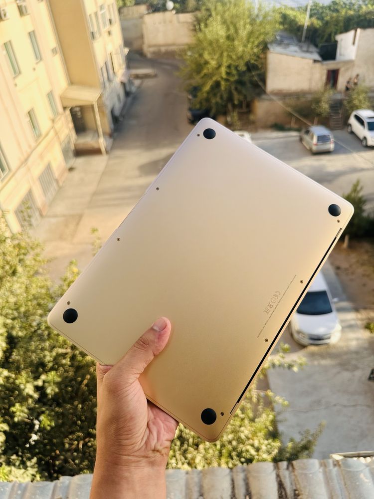 Macbook holati ideal kam ishlagan sotiladi