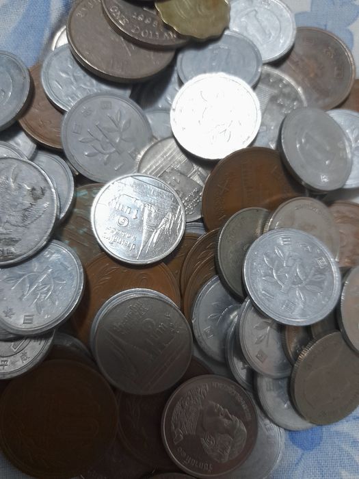 100 monede diferite din tot mapamondul lot