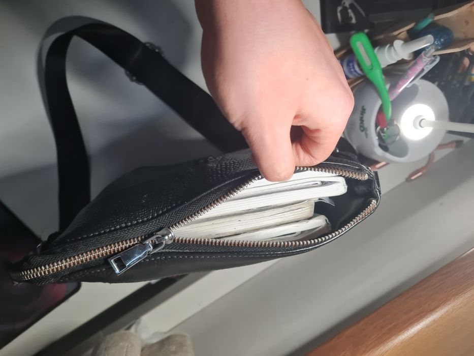 Мужская сумка через плечо из эко - кожи в отличном состоянии