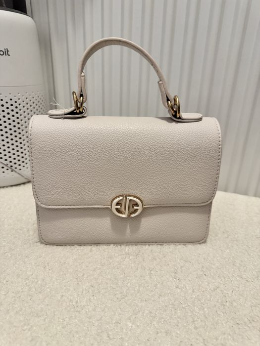 Poseta alba, bine compartimentata