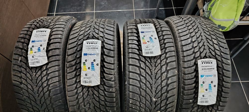 235 40 R19 Nokian snowproof