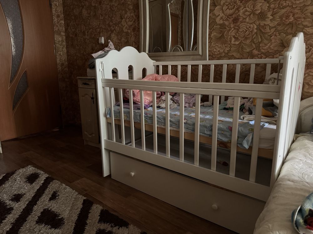 Продаю детскую кровать с матрасом