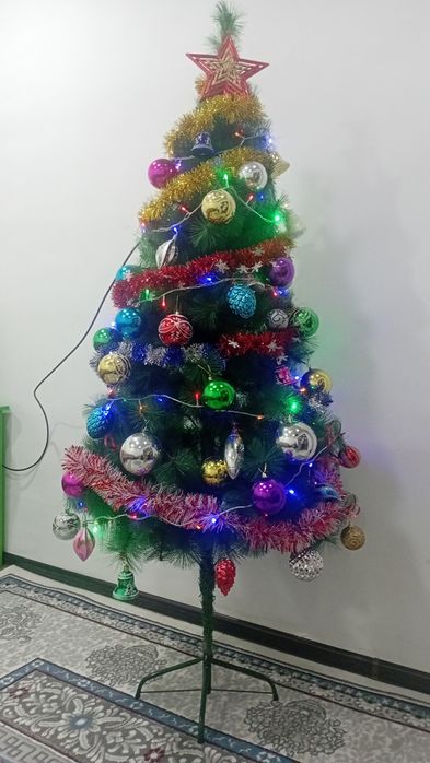 Yangi yil archasi sotiladi