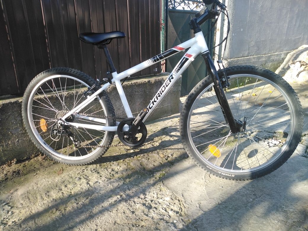 Bicicletă RockRider, de culoare albă