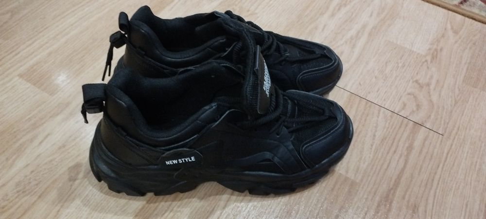 Нови черни маратонки