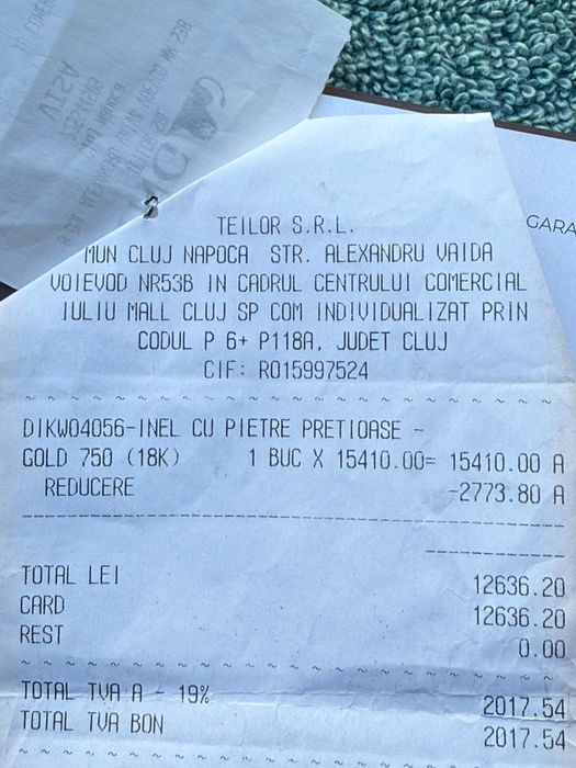 Inel cu diamante naturale.