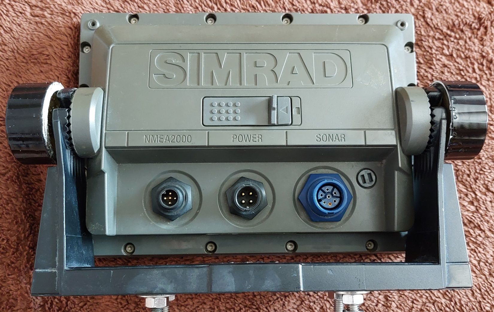 Продавам сонар SIMRAD GO7