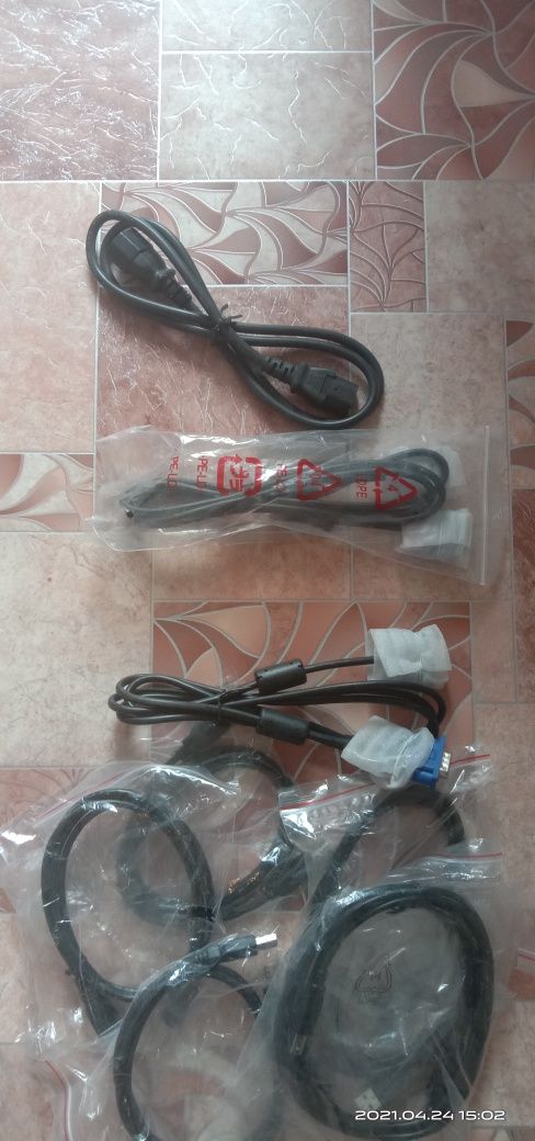 Кабел  usb  для принтера. Vga   кабел монитора.