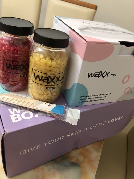 Комплект безболезна Wax Box с нагревател, 2 вида кола маски и шпатула.