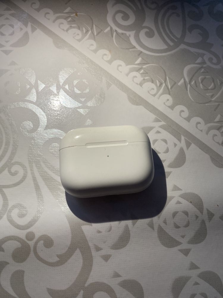 AirPods Pro case 3 100% оригинал продаю только кейс