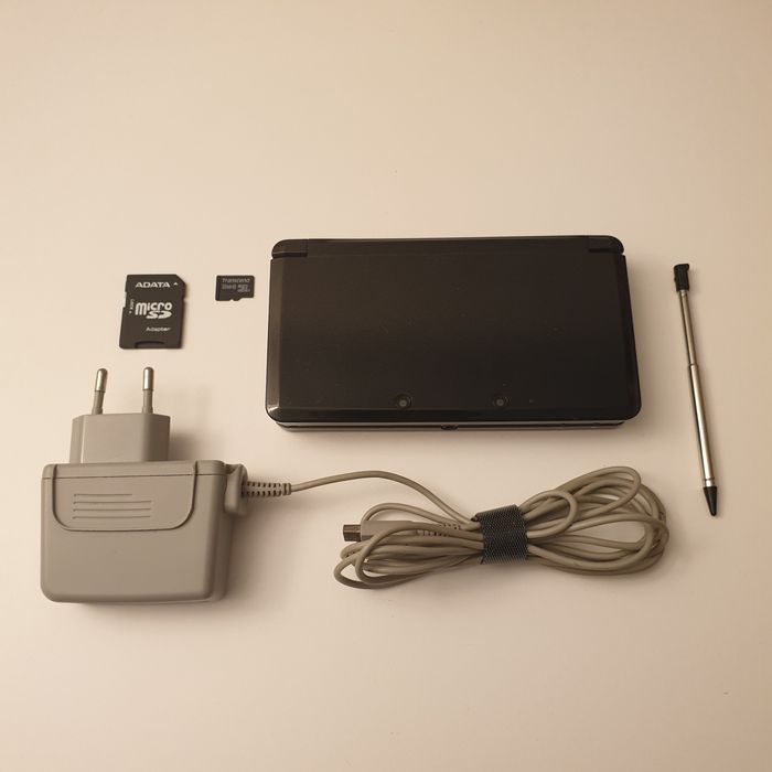 Nintendo 3DS Cosmo Black 32Gb modat cu alimentator și stylus pen