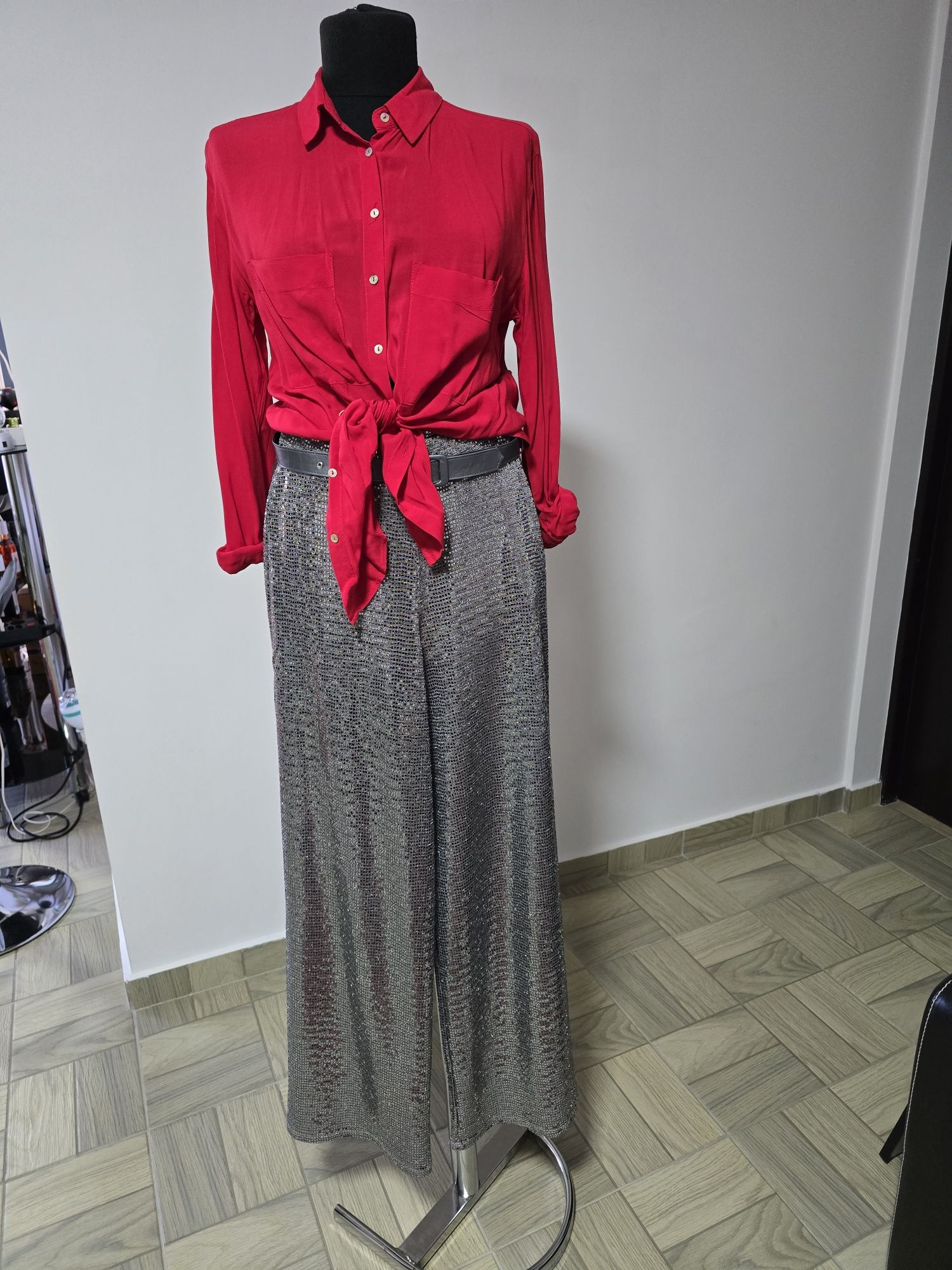 Pantaloni argintii, model pentru ocazii diverse, ce atrage privirile