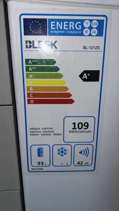 Продается почти новый холодильник